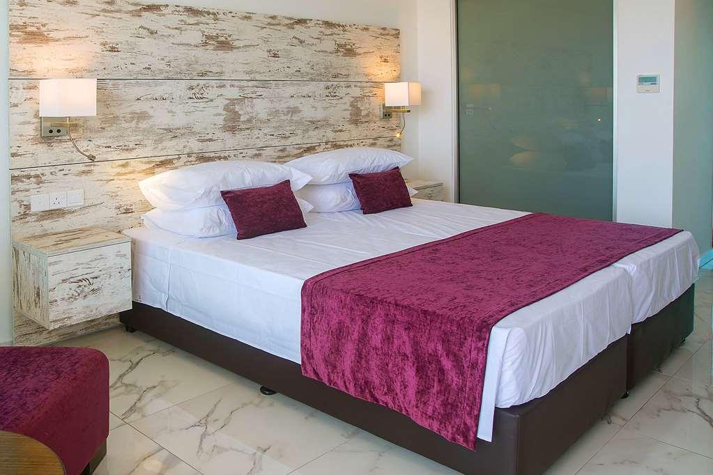 Ramada Hotel & Suites By Wyndham Aya Napa Oda fotoğraf