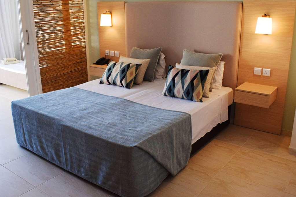 Ramada Hotel & Suites By Wyndham Aya Napa Oda fotoğraf